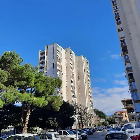 Lola Apartment Split