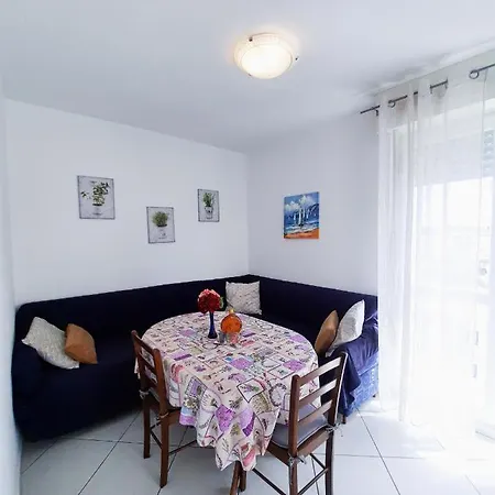 Lola Apartment Split