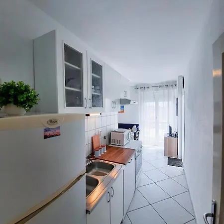 Lola Apartment Split