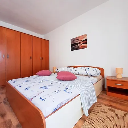 Lola Apartment Split